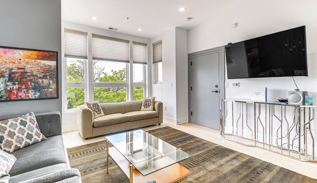3 Mi to National Mall: Artsy DC Condo Near Metro!