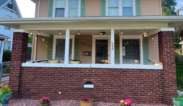 3 mi. to Notre Dame Campus-Historic charm on Mishawaka Riverwalk with cozy patio
