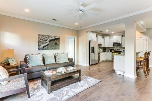 3 Mi to Pier Village Dog-Friendly St Simons Home!