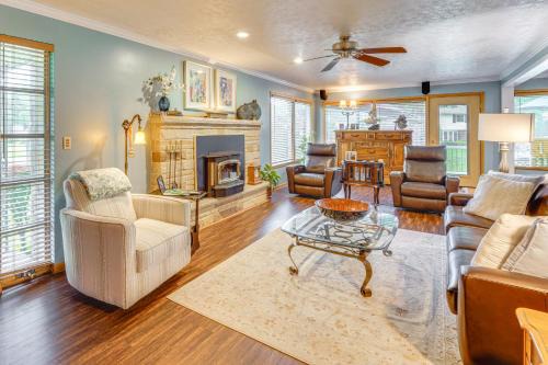 3 Mi to Pro Football Hall of Fame Home with Yard!