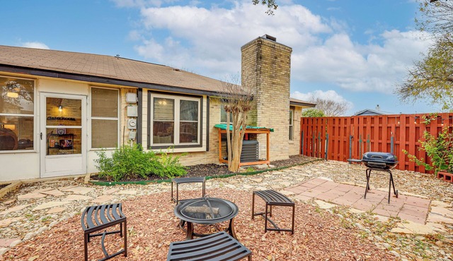 3 Mi to Randolph AFB: Family Home w/Poker Table!