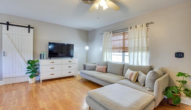 3 Mi to Riverwalk Pet-Friendly Home with Yard!