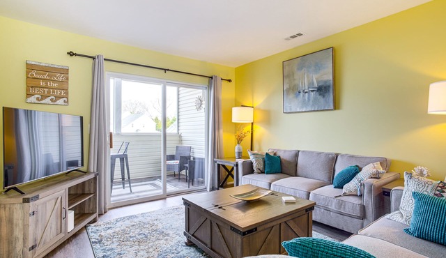 3 Mi to Savannah Beach: Lewes Condo w/Pool Access