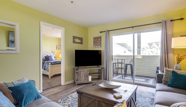 3 Mi to Savannah Beach: Lewes Condo w/Pool Access