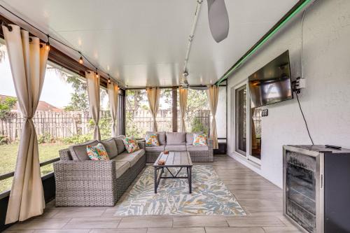 3 Mi to Sawgrass Mills Home with Lanai and Game Area