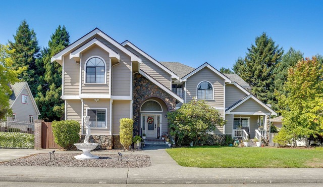 3 Mi to Sequoia Park Zoo: Spacious Home w/Sunroom