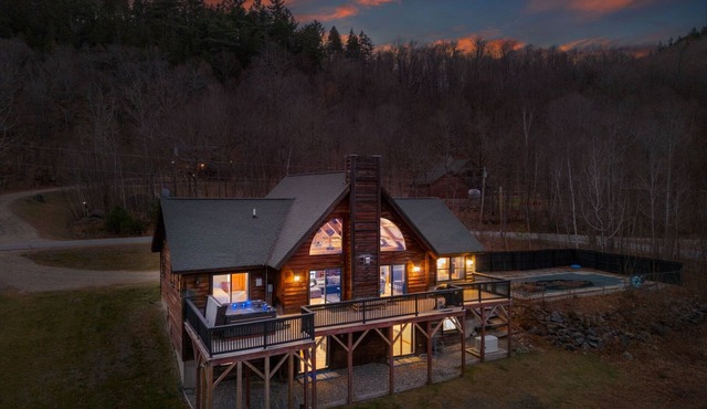 3 Mi to SR! Sleeps 25, Spacious, Hot Tub, Arcade!