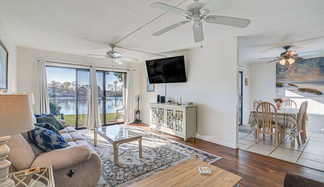 3 Mi to Surfside Beach & Pier: Townhome w/Balcony