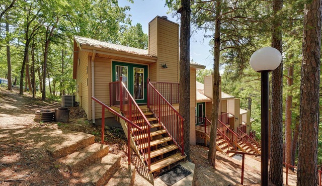 3 Mi to Table Rock Lake: Cozy Cabin in the Woods!