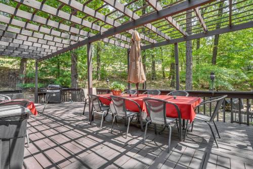 3 Mi to Table Rock Lake Cabin with Fire Pit!