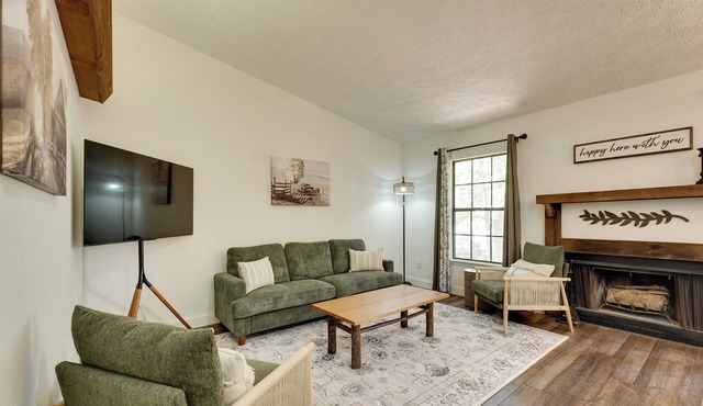 3 Mi to Table Rock Lake: Cozy Cabin in the Woods!