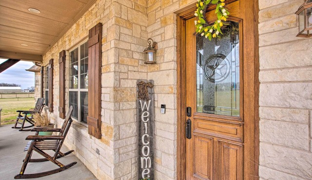 < 3 Mi to Texas Tulips: Pilot Point Home w/Patio