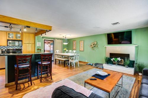 3 Mi to U of O Pet-Friendly Home with Covered Deck!