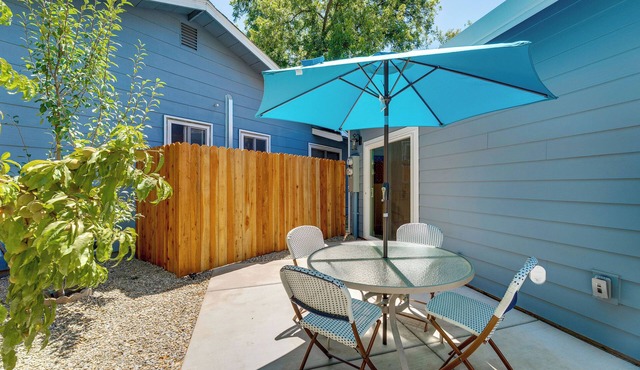 3 Mi to UC Davis: Retreat w/Furnished Patio!