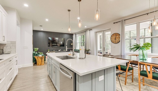 3 Mi to Usf: Dog-friendly Home w/Large Yard