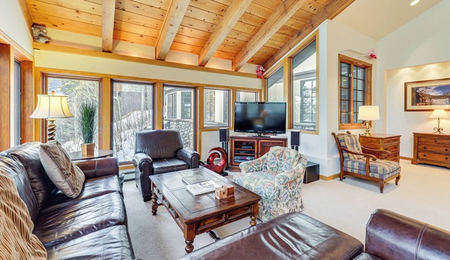 3 Mi to Vail Village: Classic Estate w/Hot Tub!