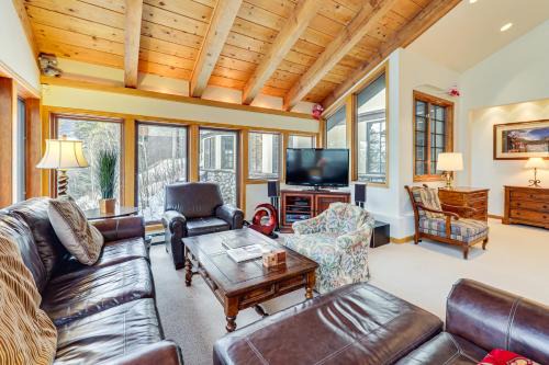 3 Mi to Vail Village Classic Estate with Hot Tub!