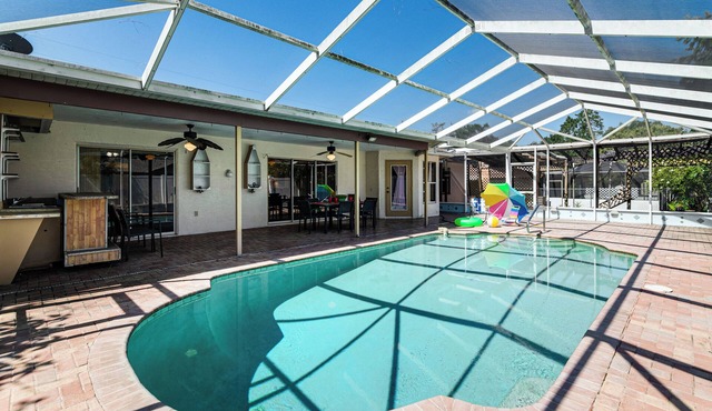 3 Mi to Weeki Wachee Springs SP: Poolside Oasis!