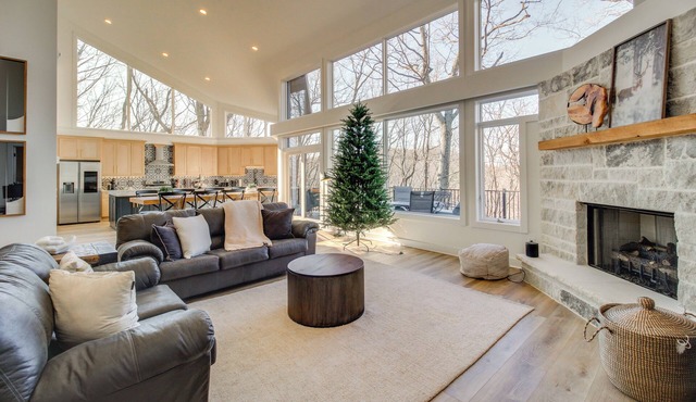 3 Mi to Winery: Jasper Mountain Chalet w/Hot Tub!