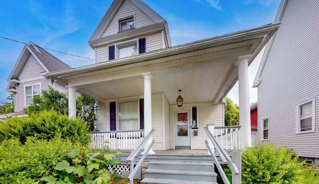 3 Miles from Airport, this 4 BR home offers retreat for a group of 8 guests