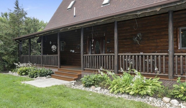 3 miles from downtown Holland 12 miles from Saugatuck 7 miles to Lake Michnnnnnn