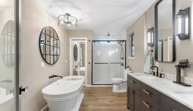 3 miles from NAS * King and Queen Bed * Covered Patio * Luxury Bath * Open concept Living