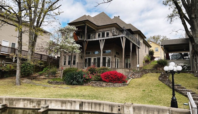 3 miles from Oaklawn. 4 bed, 4 bath Luxury home on Lake Hamilton.