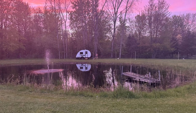 3 miles from the Beach! 1/2 mile from Kayaking. Shower, AC, Hiking, hobby farm