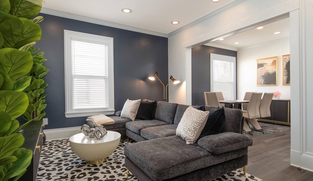 3 miles to B Ball, 5 min walk to Downtown! Stocked Kitchen, AC, WiFi, W/D