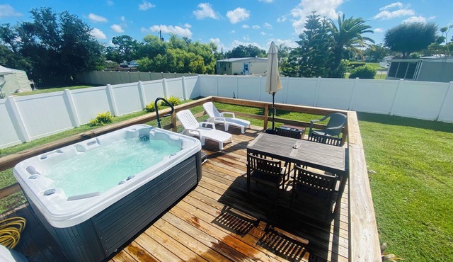 3 miles to beach, hot tub & fenced yard for pup