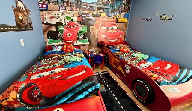 3 miles to Disney! Kid friendly, Adult approved, pet friendly. VRBO stayed here!