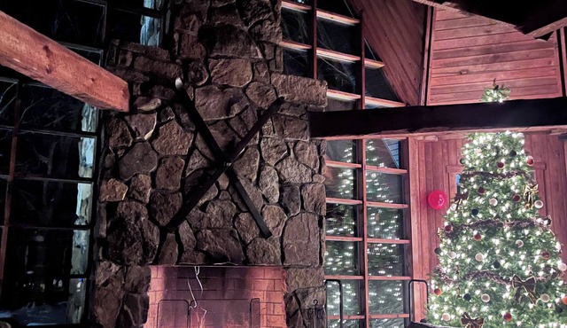 3 Miles to Hidden Valley! Secluded 3BR + loft w/WiFi, Hot Tub & Swimming Pool.