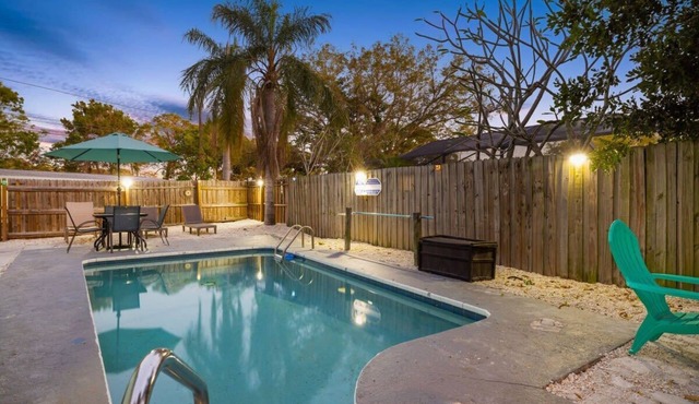 3 miles to Honeymoon Island~ Firepit & Pool