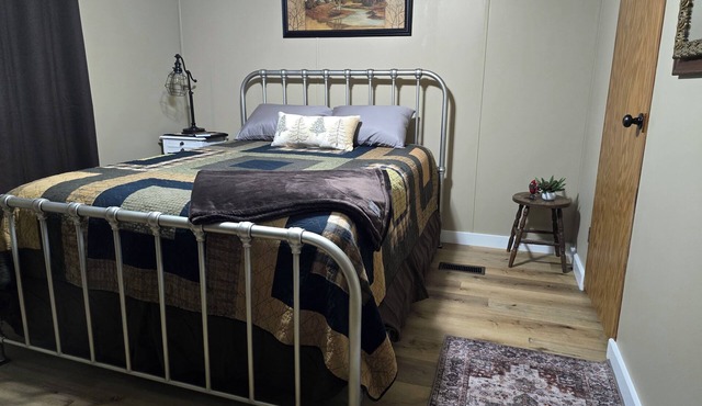 3 Miles to Rend Lake. 2 bedroom mobile home - Christmas week discount, sleeps 5