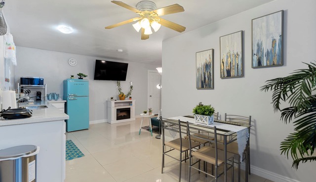 3 miles to the strip 1 BR 1 bath with private entry/yard In-Law house. Peaceful