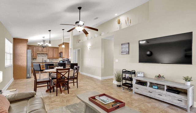 3 min drive to the beach, walking distance to downtown, 5 miles from Destin!
