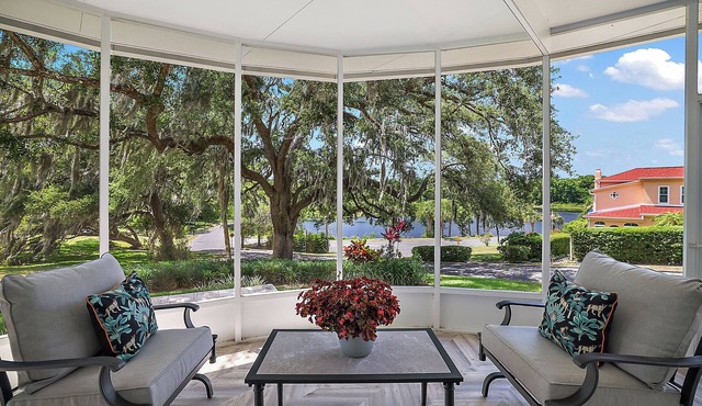 3 min drive to DT Mount Dora!