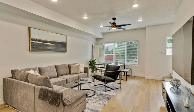 3 Min to DT | 2 Car Garage| Lux Townhome |King Bed