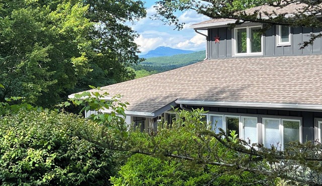 3-min to Linville Falls. Beautiful home-3 BDRMs on 13 acres. Best breakfast.