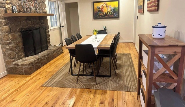 3 min to LU, 85" TV, 2 Dining areas, Fenced backyard, Large Driveway