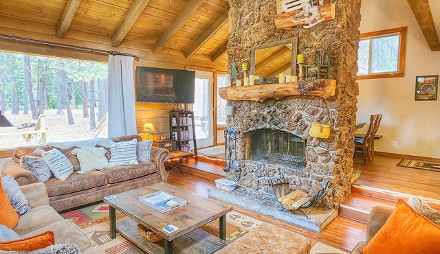 3 Min to SHARC with 8 Passes! Private Hot Tub, Quite Cul-de-sac w/PS4 & BBQ