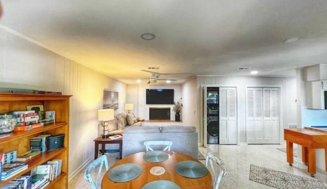 3 min walk to beach with bikes!