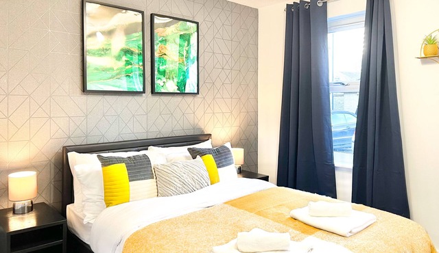 3 Min walk to Bromley Bow Station Cozy 1-Bed Flat with Free Parking in London.