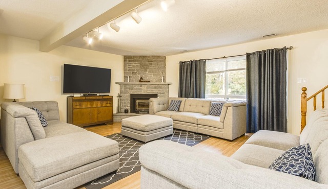 3-Min Walk to Cove Beach | Cozy 3BR Georgian Bay Cottage Retreat | Sleeps 6!