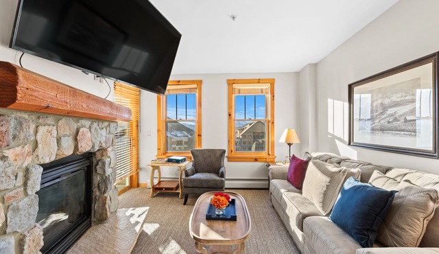 3 min Walk to Gondola, Private Balcony w/Decrum Square & Mountain Views