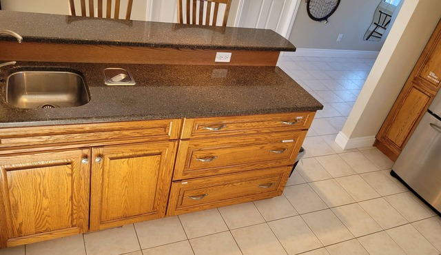 3 min WALK to sand beach & 4 water bodies. Central AC. 4 Fridges. Kid-friendly.