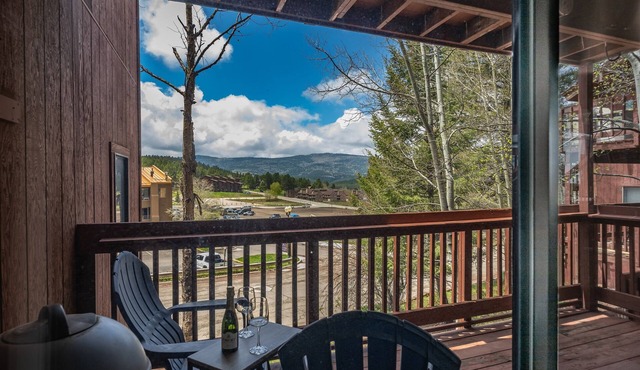 3-Min Walk to Ski Lift | Mountain-View Chalet