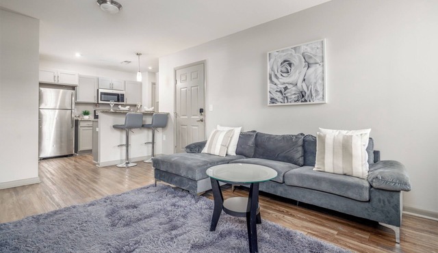 3 mins Frm Arsenal-Bridge Street.