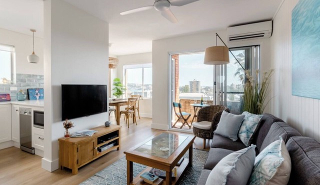 3 mins to beaches, cafes, parks, newly renovated, ocean view, parking & balcony