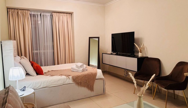 3 mins to Metro, Cozy Studio With City Views